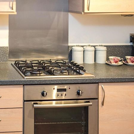 Elegant 2 Bedroom City Centre Apartment - Free Parking - Private Balcony Edinburgh Bagian luar foto