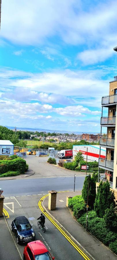 Elegant 2 Bedroom City Centre Apartment - Free Parking - Private Balcony Edinburgh Bagian luar foto
