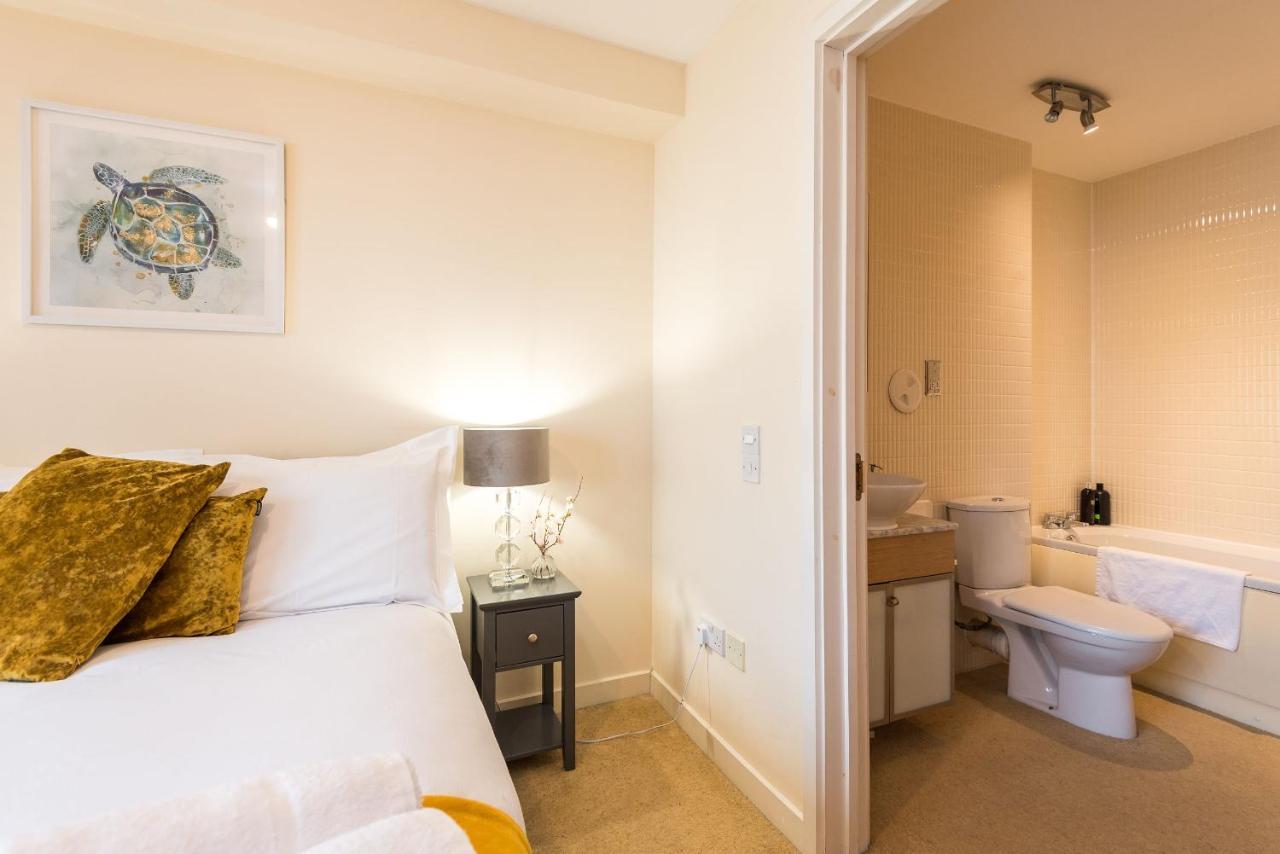 Elegant 2 Bedroom City Centre Apartment - Free Parking - Private Balcony Edinburgh Bagian luar foto