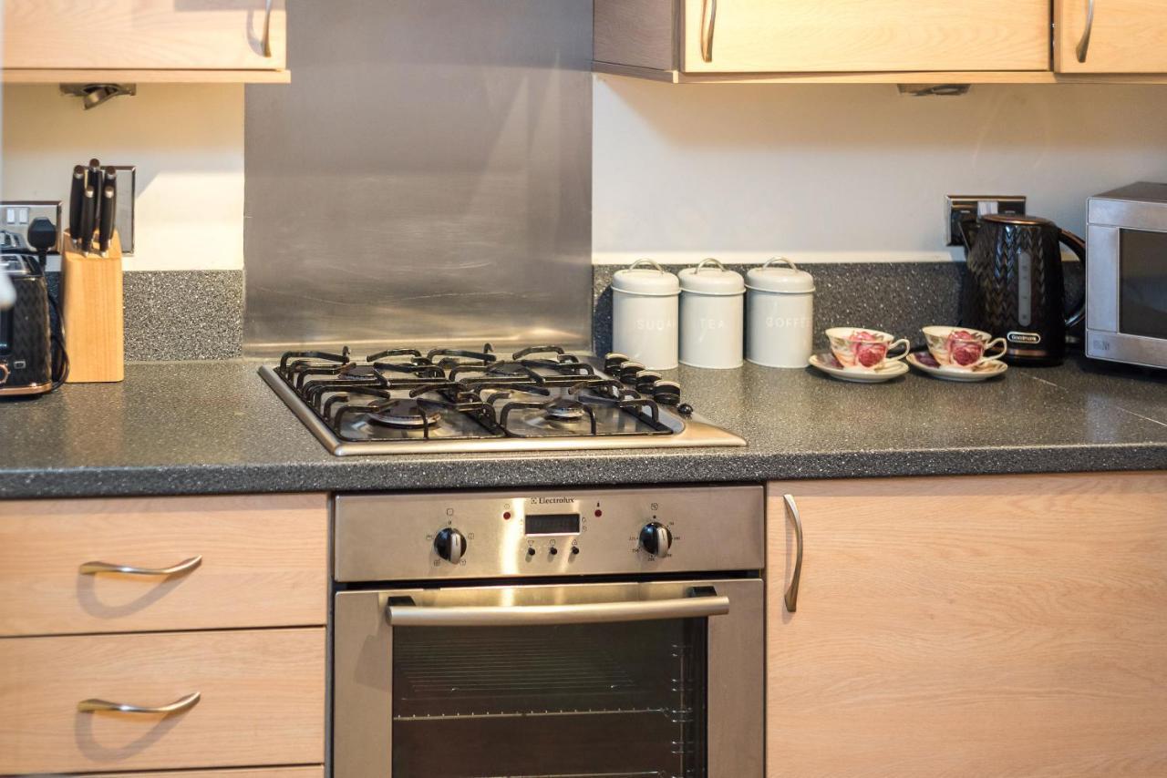 Elegant 2 Bedroom City Centre Apartment - Free Parking - Private Balcony Edinburgh Bagian luar foto