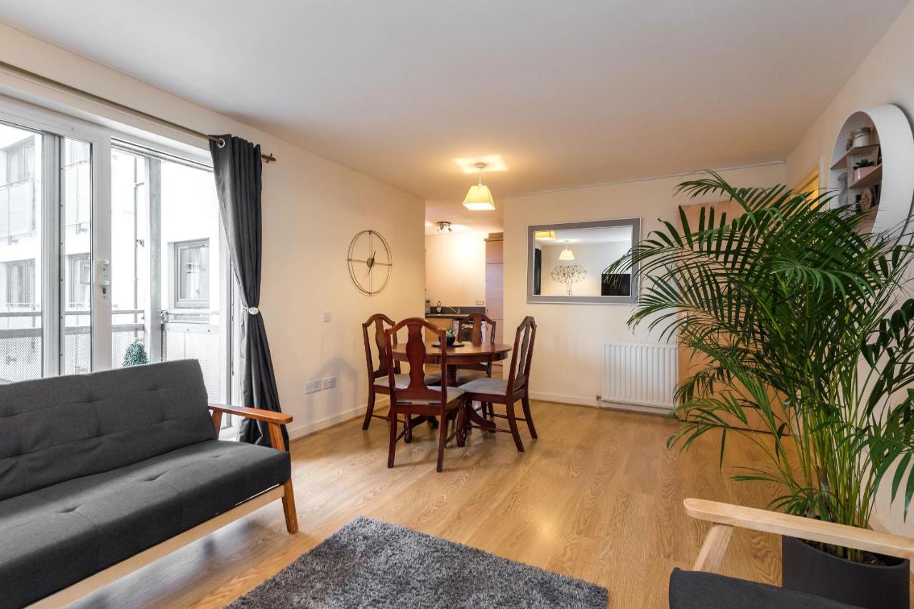 Elegant 2 Bedroom City Centre Apartment - Free Parking - Private Balcony Edinburgh Bagian luar foto
