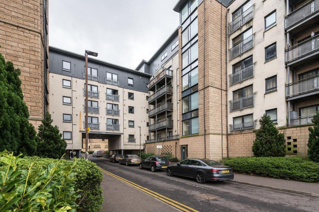 Elegant 2 Bedroom City Centre Apartment - Free Parking - Private Balcony Edinburgh Bagian luar foto