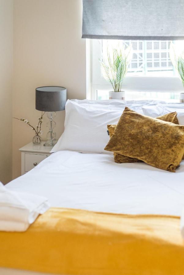 Elegant 2 Bedroom City Centre Apartment - Free Parking - Private Balcony Edinburgh Bagian luar foto