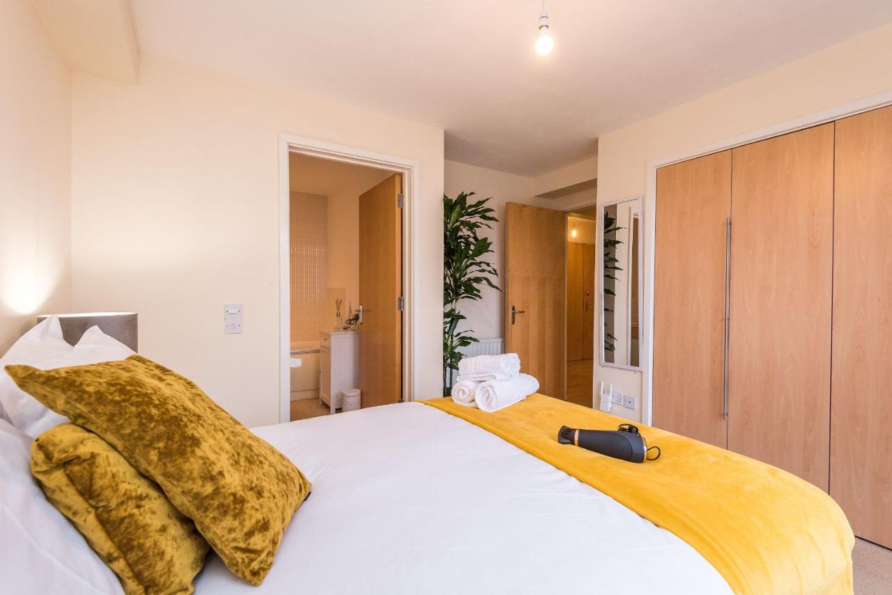 Elegant 2 Bedroom City Centre Apartment - Free Parking - Private Balcony Edinburgh Bagian luar foto