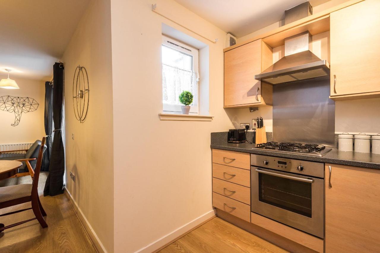Elegant 2 Bedroom City Centre Apartment - Free Parking - Private Balcony Edinburgh Bagian luar foto