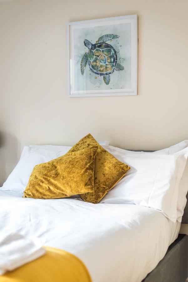 Elegant 2 Bedroom City Centre Apartment - Free Parking - Private Balcony Edinburgh Bagian luar foto