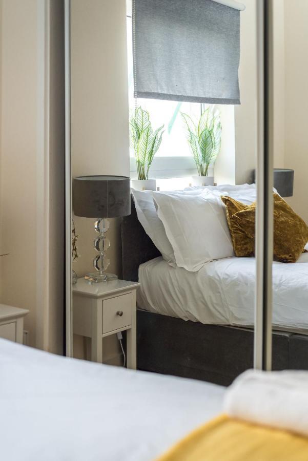 Elegant 2 Bedroom City Centre Apartment - Free Parking - Private Balcony Edinburgh Bagian luar foto