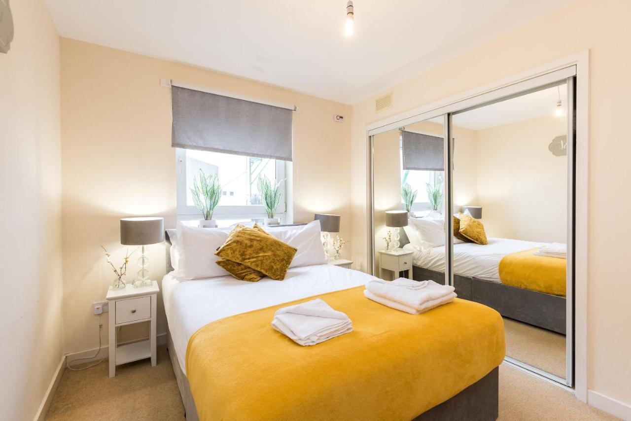 Elegant 2 Bedroom City Centre Apartment - Free Parking - Private Balcony Edinburgh Bagian luar foto