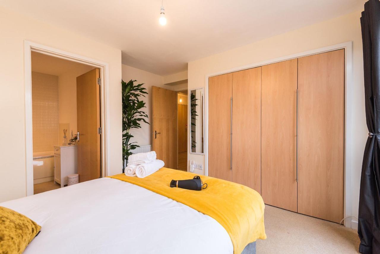 Elegant 2 Bedroom City Centre Apartment - Free Parking - Private Balcony Edinburgh Bagian luar foto