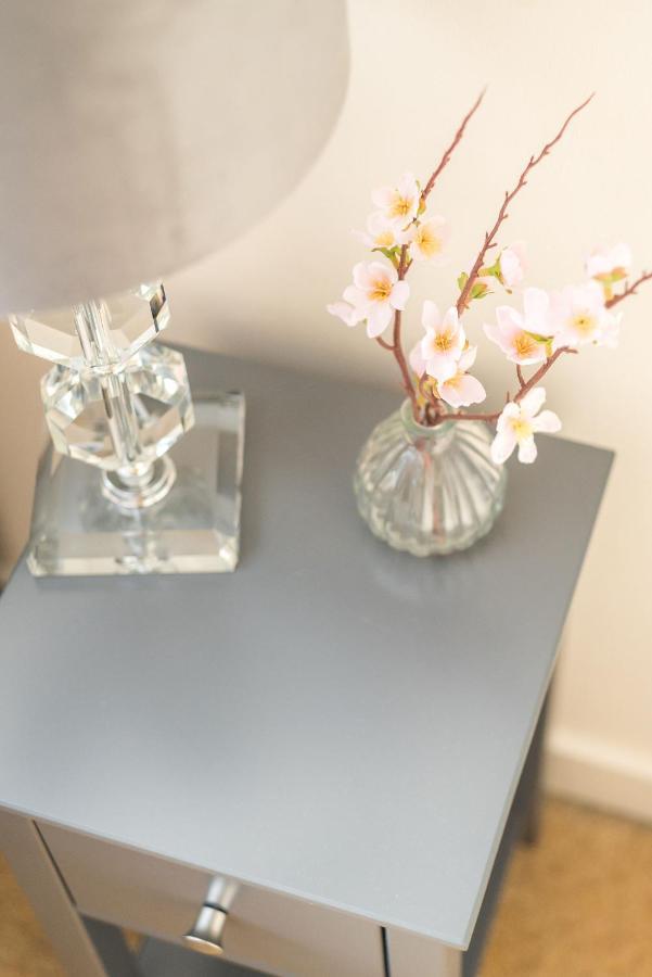 Elegant 2 Bedroom City Centre Apartment - Free Parking - Private Balcony Edinburgh Bagian luar foto