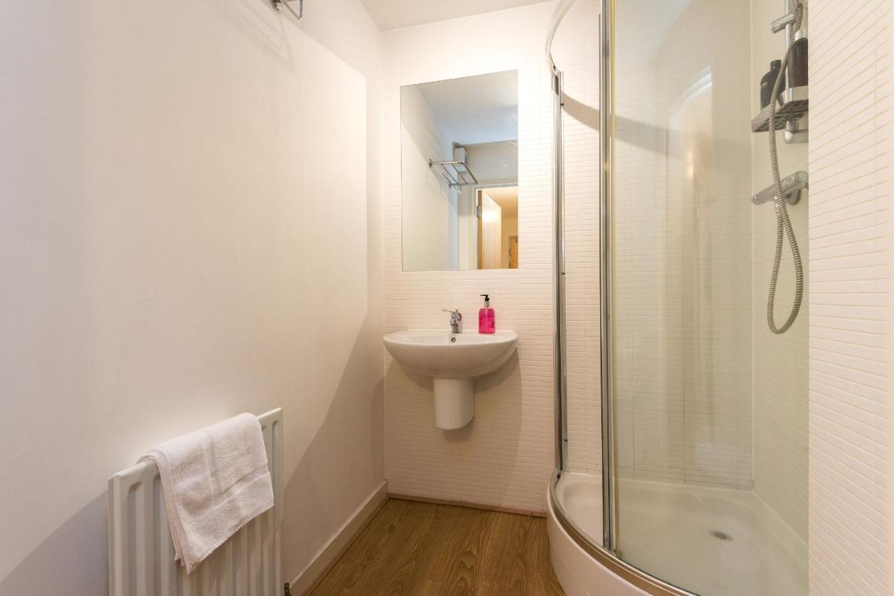 Elegant 2 Bedroom City Centre Apartment - Free Parking - Private Balcony Edinburgh Bagian luar foto
