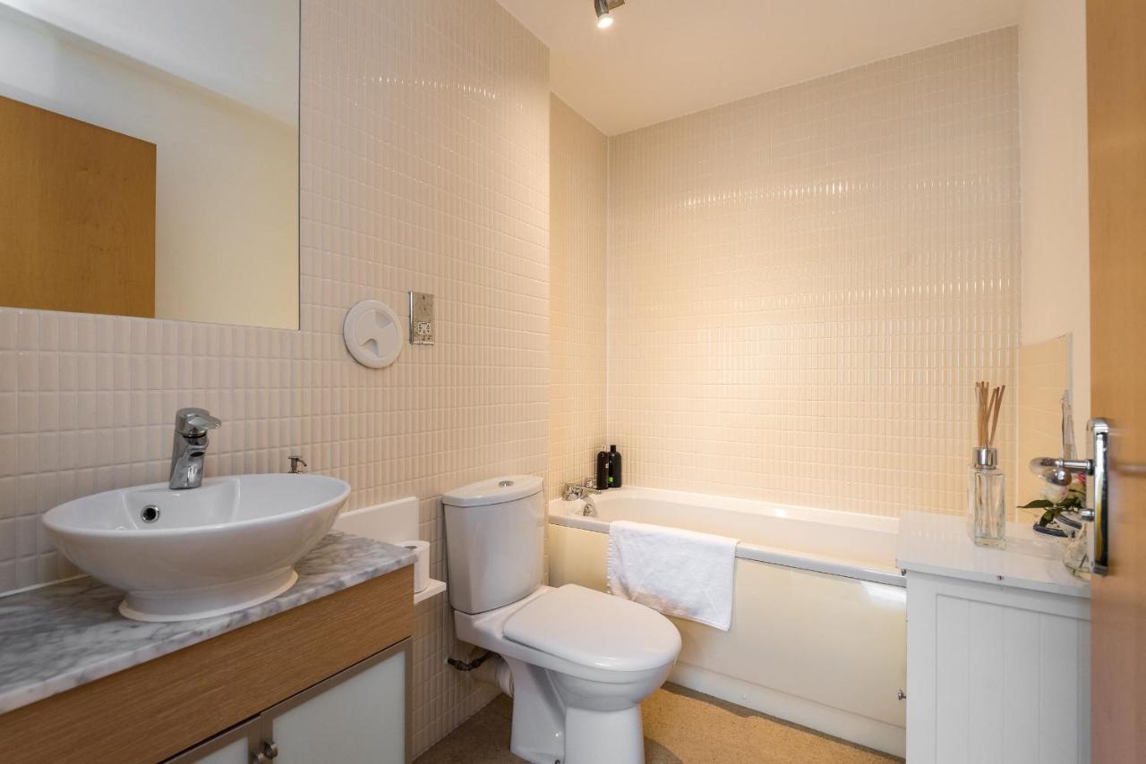 Elegant 2 Bedroom City Centre Apartment - Free Parking - Private Balcony Edinburgh Bagian luar foto