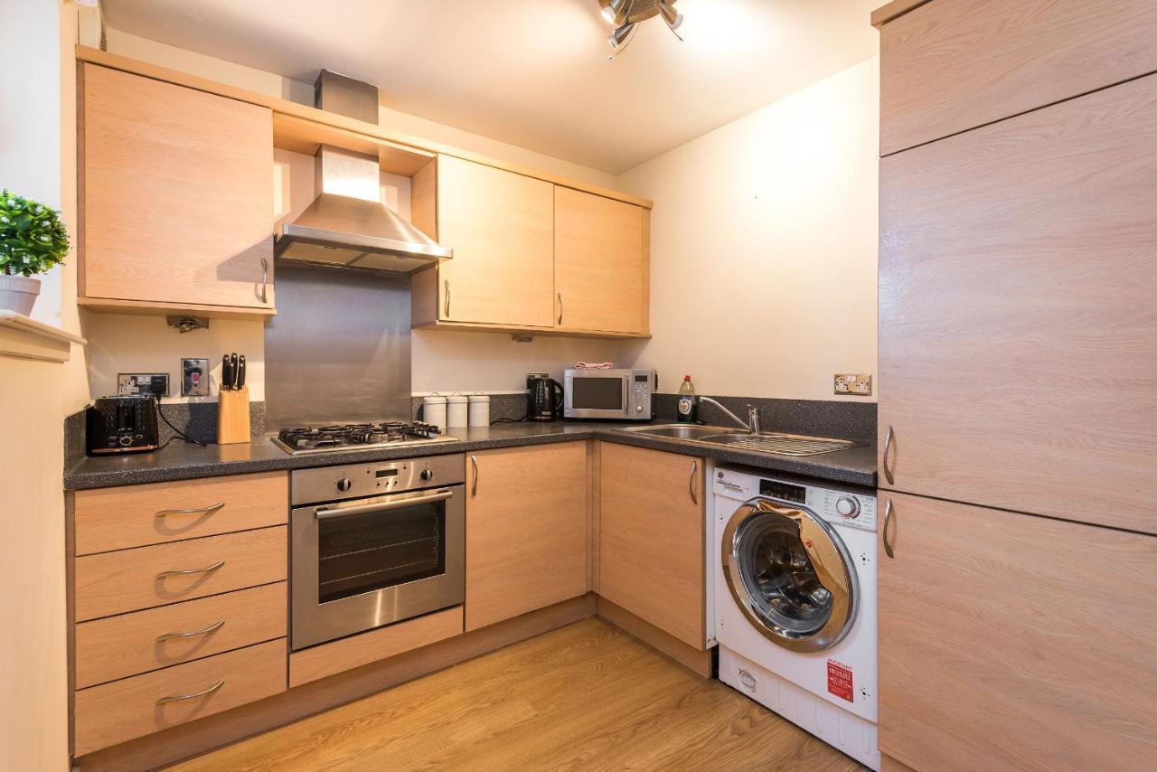 Elegant 2 Bedroom City Centre Apartment - Free Parking - Private Balcony Edinburgh Bagian luar foto