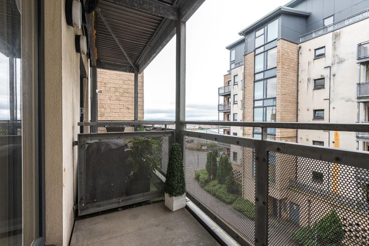 Elegant 2 Bedroom City Centre Apartment - Free Parking - Private Balcony Edinburgh Bagian luar foto
