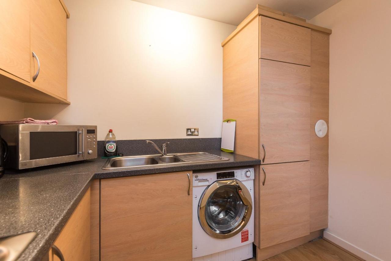 Elegant 2 Bedroom City Centre Apartment - Free Parking - Private Balcony Edinburgh Bagian luar foto